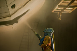 Thiết bị phun cát ướt làm sạch vỏ tàu cho công nghệ đóng tàu