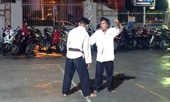Video: Võ sư Cù Mai Công biểu diễn tuyệt kỹ siết cổ trước mặt Flores