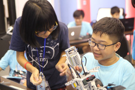 Học sinh Thủ đô trổ tài lắp robot, lập trình phần mềm