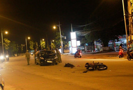 Nam thanh niên phóng xe máy tốc độ cao tông thẳng đầu ô tô