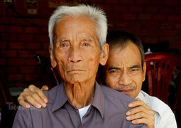 Video: Cha Huỳnh Văn Nén đổ bệnh khi bị con trai kiện, đòi bồi thường hơn 10 tỷ đồng