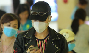 Video: Đức Phúc che kín mặt tại sân bay, nhất quyết không để lộ nhan sắc