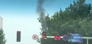 Nóng khủng khiếp, đèn giao thông tự bốc cháy ngùn ngụt