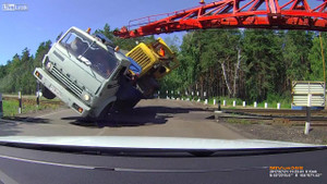 Nôn nóng vượt đường ray, xe tải lật nhào thảm khốc