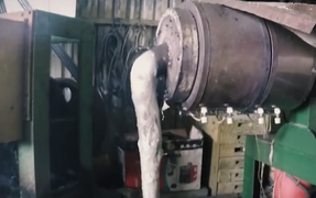 Video: Ám ảnh cảnh tái chế rác thải bẩn kinh hoàng thành hộp nhựa, xốp đựng thức ăn