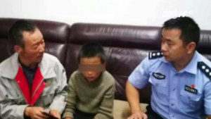 Bị bố đánh, bé 10 tuổi bỏ nhà đi 24 ngày, bắt rắn nướng ăn khi đói