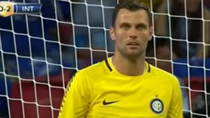 Cầu thủ lập 'siêu phẩm' phản lưới nhà từ khoảng cách 41m khiến thủ môn 'ngơ ngẩn'