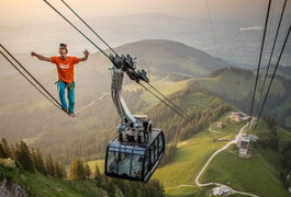 Thót tim xem người đàn ông 'làm xiếc' trên dây cáp treo lơ lửng giữa trời