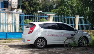 Xe gắn logo 'đòi nợ thuê' đỗ trong trụ sở UBND xã