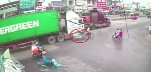 Camera ghi lại hình ảnh 'thần chết ngủ quên' khi người đàn ông bị xe container va phải