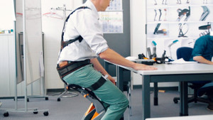 Chiếc áo thần kỳ có thể 'biến hình' thành ghế ngồi mọi lúc mọi nơi