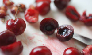 Nhập viện, suýt chết sau khi ăn hạt 3 quả cherry