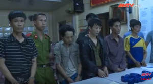 Ôm súng 'thề chết' bảo vệ hàng quốc cấm