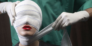 Nợ nần chồng chất, người phụ nữ phẫu thuật thẩm mỹ trẻ hơn hàng chục tuổi để lẩn trốn