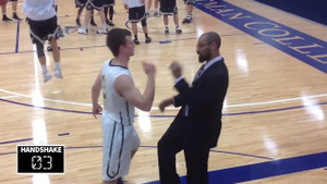 1.001 kiểu bắt tay nghệ thuật của cầu thủ bóng rổ gây bão mạng