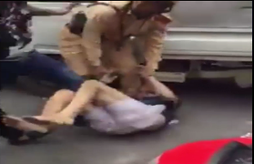 Gây tai nạn rồi bỏ chạy, tài xế bị dân đánh tới tấp trên phố Hà Nội