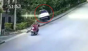 Bi hài ô tô ra khỏi cổng, xoay 180° phi thẳng vào bụi rậm