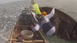 Cá mập khổng lồ tấn công liên hoàn, suýt húc lật xuồng ngư dân