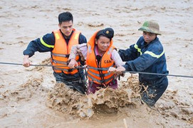 Cảm động hình ảnh các chiến sĩ cảnh sát băng mình qua lũ dữ cứu dân