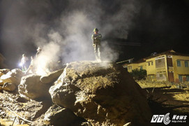 Video: Khoan tảng đá khổng lồ tìm thi thể 12 người bị lũ cuốn mất tích tại Mù Cang Chải