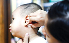 Cảnh báo: Trẻ loạn thần, nhập viện vì bố mẹ cho dùng miếng dán chống say xe