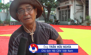 Video: CĐV Việt Nam chuẩn bị đại kỳ tiếp lửa U22 Việt Nam ở SEA Games 29