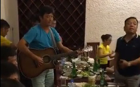 Video: Lê Huỳnh Đức chơi đàn, hát Tuổi hồng thơ ngây