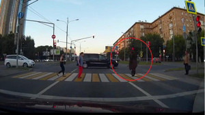 Mô tô phóng như tên bắn, lộn 1 vòng, bay văng vào ô tô