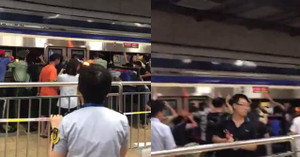 Video: Đám đông chung tay đẩy tàu điện cứu người kẹt vào đường ray