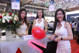 Dàn mỹ nữ nóng bỏng 'chân dài tới nách' tại VMS 2017