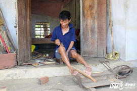 Video: Người đàn ông tật nguyền sử dụng đôi chân đan lồng chim điêu luyện