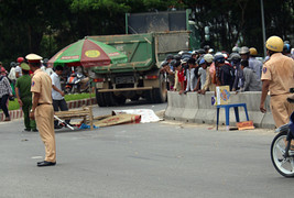Vừa nhận giấy bão đỗ đại học, nam sinh cùng mẹ chết thương tâm dưới gầm xe tải