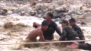 Cứu dân nơi rốn lũ, chiến sỹ cảnh sát cơ động suýt bị nước cuốn trôi