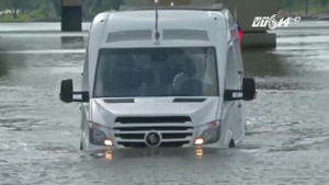 Xe buýt lưỡng cư, cứu tinh mới cho các 'rốn ngập' ở đô thị