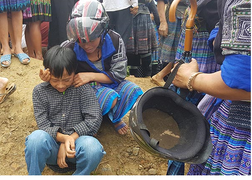 Bé trai ngã quỵ xuống đất khóc thảm thiết khi nhận thi thể cha bị lũ quét cuốn trôi