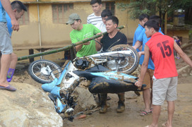 Dân xót xa nhìn hàng trăm ‘cần câu cơm’ biến dạng sau trận lũ khủng khiếp ở Yên Bái