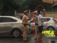 Thanh niên dùng gậy golf đánh CSGT có thể bị phạt bao nhiêu năm tù?