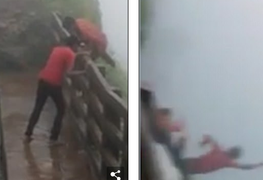 Video: Trèo qua rào chắn thác nước, du khách trượt chân chết thảm