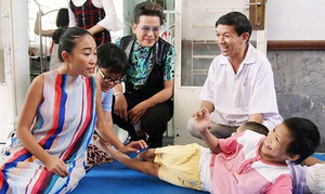 Đoan Trang - Thanh Bạch đưa học trò đi thăm trẻ em khuyết tật, mồ côi