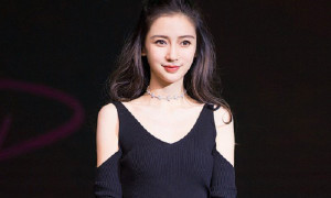 'Gái một con' Angela Baby khoe dáng đẹp chân thon trong sự kiện