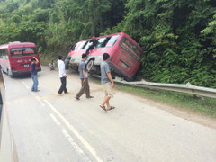Video: Phóng nhanh đoạn đường cua, xe khách đâm vào vách núi