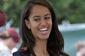 Video: Con gái cựu Tổng thống Obama giật đùng đùng, lăn lê ngoài bãi biển