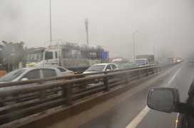 Mưa cực lớn, phố Hà Nội ngập sâu, hàng ngàn ô tô chôn chân trên đường vành đai 3