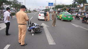 Chạy xe máy sai làn gây va chạm, 2 thanh niên hung hãn hành hung tài xế ô tô