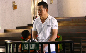 Đưa bé gái vào bãi đất trống giở trò đồi bại, cha dượng lĩnh 17 năm tù