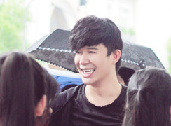 Nathan Lee bị fans 'vây' ở bờ Hồ Hà Nội