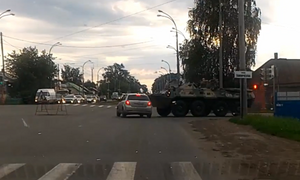 Video: Vượt ẩu, ô tô bị xe bọc thép đâm vỡ tan tành