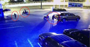 Cướp cầm kiếm lùa bảo vệ, tháo trộm camera của ô tô trong 30 giây ở Hà Nội