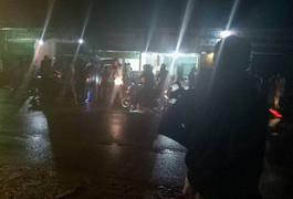 Đi chơi về, phát hiện mẹ nằm chết bí ẩn trên vũng máu