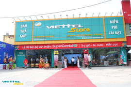 Giới trẻ đổ xô đi mua điện thoại Samsung trong ngày đầu mở bán ‘Super Combo 4G’ tại Viettel Store